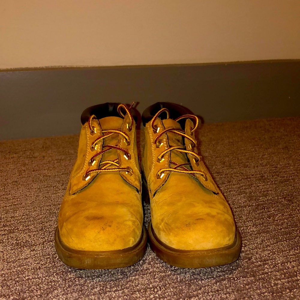 Timberland low top boots lightly used but in good shape.